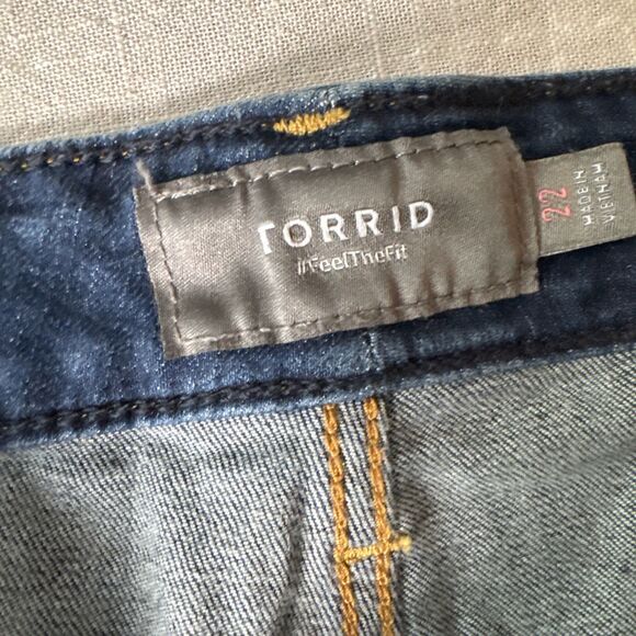 Torrid Feel The Fit Button Fly Cuffed Frayed‎ Look Stretchy Denim Shorts Size 22 - Picture 3 of 12